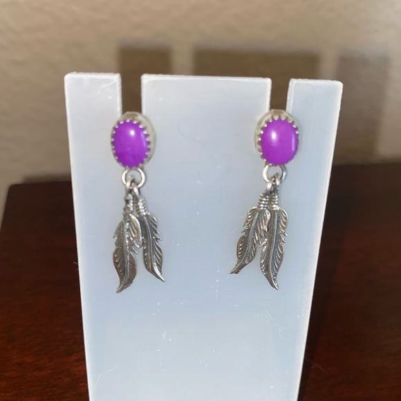RARE GENUINE SUGILITE NAVAJO EARRINGS W STERLING SILVER 🪶 FEATHERS. - Picture 4 of 10